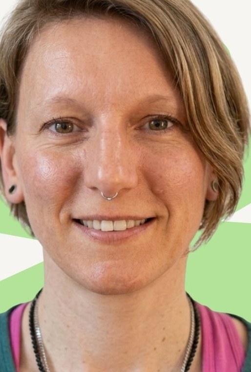 Xenia, Absolventin der HÖHER Akademie, lächelt in die Kamera